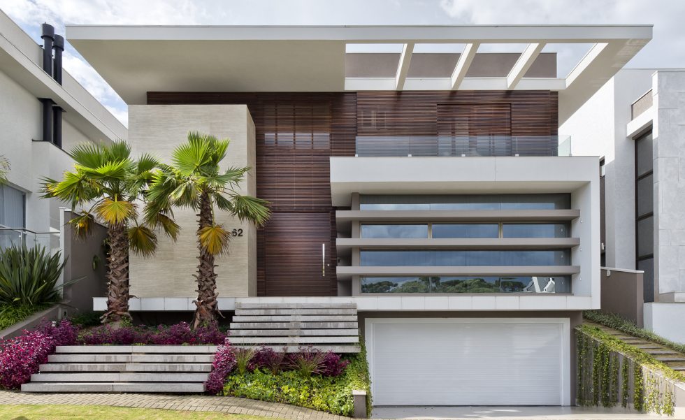 A volumetria transcende a honestidade dos usos: no subsolo com a garagem e sobre ela o home avançando em linhas horizontais em relação ao plano de fundo. A volumetria transcende a honestidade dos usos: no subsolo com a garagem e sobre ela o home avançando em linhas horizontais em relação ao plano de fundo.