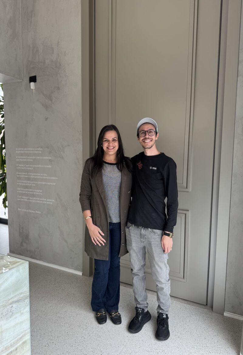 Arquiteta Karol Cruz com o CEO