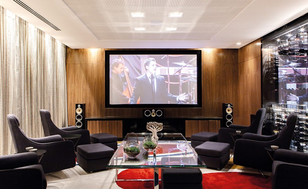 O home theater ganhou projetor Sim2, tela fixa Gala, caixas acústicas B&W CM Series 2, subwoofer JL Audio, receiver NAD e equipamentos de áudio e vídeo de última geração, todos fornecidos pela Euro Audio