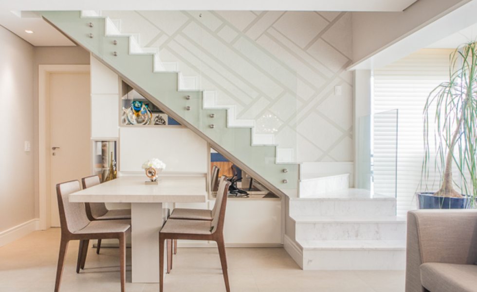 A sala de jantar ocupa o espaço próximo à escadaria com guarda-corpo de vidro e a parede trabalhda pela artista plástica Marilene Ropelato A sala de jantar ocupa o espaço próximo à escadaria com guarda-corpo de vidro e a parede trabalhda pela artista plástica Marilene Ropelato