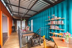 A paleta de cores foi estudada pela Locus Arquitetura para destacar a volumetria de cada container. O laranja remete à cor original e o azul à tranquilidade contemplativa.
