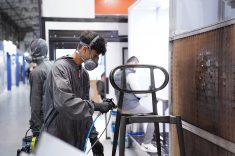 Cabine de pintura: acabamento de alta fidelidade, fase essencial para garantir a personalização e pureza de cores exclusivas