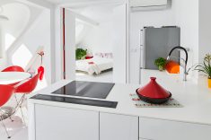 Da cozinha integrada com sala de jantar é possível acessar a suíte do primeiro andar