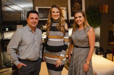 ? Caroline Andrusko com Ramilto Lima Júnior e Lilian Flores Lima, da M. Decor 