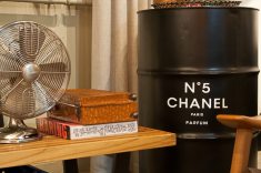 No projeto assinado pela arquiteta Marina Dubal, o barril pintado com o nome do famoso perfume Chanel pode ser usado como aparador e mostra a irreverência e humor dos moradores que criam seu próprio estilo ao decorar o lar