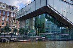 Holanda: na Faculdade de Administração de Amsterdam, o conceito moderno prevalece, são grandes vãos de abertura, linhas retas e vidros