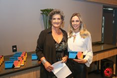 A diretora da CASACOR Paraná, Marina Nessi e a arquiteta Larissa Lóh premiada nas categorias Organização Nota 10 e Amei essa Sala.