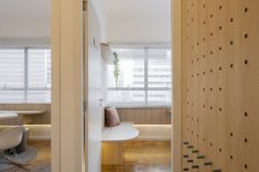 Um convite ao toque organizado. O painel tátil em madeira serve como ferramenta de transição e foco motor entre os atendimentos.