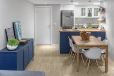 O BE. Studio Arquitetura e Design escolheu o azul para trazer aconchego, naturalidade e conforto à este apartamento. Crédito: Albori.