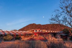 Em 1937, Frank Lloyd Wright fundou Taliesin West no Arizona como sua residência de inverno e laboratório experimental de arquitetura.