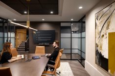    Obras de arte e peças de design aparecem espalhadas pelo escritório, aproximando o ambiente de uma galeria.