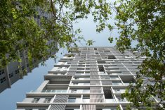 Moradia social na China: mesmo em apartamentos de baixo custo, a solução esconde o interior da sacada. Projeto: KHL Architects & Planners.