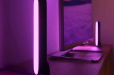 Barras de LED RGB em tons de roxo ou neon posicionadas atrás das telas, geram o contraste necessário para destacar o plano de fundo do estúdio. Foto Divulgação ? Philips Hue