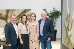 O diretor executivo da marca, Ivo Saccaro ao lado das arquitetas Samara Barbosa e Viviane Loyola e do empresário Fernando Kersting.