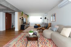 A combinação de texturas e objetos cria uma sala com aparência de construção gradual.