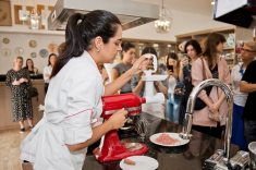 Márcia Lima, representante da KitchenAid que comandou a demonstração de produtos