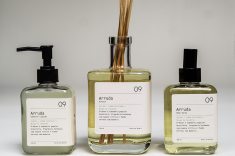 Arruda: resgata a ancestralidade dos quintais e rituais tradicionais. Seu rastro verde e amargo purifica a atmosfera, ativando memórias afetivas. Produto: Linha perfumaria de ambientes Arruda, da Casa Pitanga. 