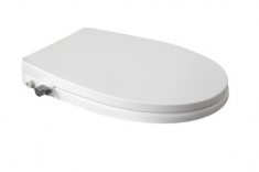         Os assentos inteligentes Multiclean® se configuram como uma excelente oportunidade para modernizar o banheiro, sem a necessidade de promover a troca da bacia sanitária. Práticos e modernos, contam com as funções de bidê incorporada ao próprio assento. Proporcionam sistema de lavagem e secagem acionado por um controle lateral ou a distância, via controle remoto | Foto: divulgação Roca   