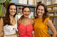 As arquitetas Jessica Leone e Heloísa Savoldi, sócias do Lumi Arquitetura, e Lais Aliski