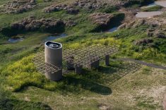 A implantação deixa grandes áreas livres para que a água, a vegetação e a fauna continuem transformando o terreno ao longo do ano.