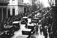 Pedestres dividiam espaço com carros na movimentada XV de Novembro.