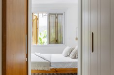 O dormitório principal conta com closet, acesso direto à cozinha e ambientes de convivência.