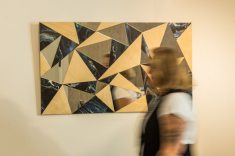 Painél SPACY, feito em MDF com triângulos de madeira pinho, espelhos e tintas acrílicas.