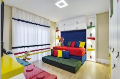O mobiliário sob medida (Móveis Santa Felicidade) em MDF Branco e fórmica colorida imitam o formato e as cores do LEGO