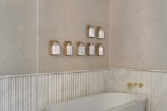 Sala de Banho do Casal, de Helena Provesi - Neste projeto, o banheiro se aproxima da ideia de refúgio. A banheira, a iluminação suave e os materiais claros transformam o momento do banho em uma pausa dentro da rotina. Foto Bia Nauiack.