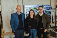 O proprietário da S.C.A. Curitiba, Leandro Lorca com os arquitetos Gisela Miró e Rafael Carvalho