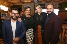 O arquiteto Nelson Machado, a diretora da CASACOR Paraná, Marina Nessi, a designer de interiores Nara Moraes e o arquiteto Alexandre Weiss.