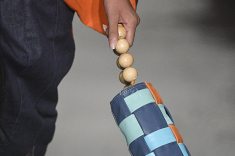 Bolsa inspirada nas cores da obra Guerra e Paz, de Cândido Portinari