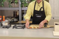 Vitor Bourguignon na cozinha do Experience, com mobiliário da Florense Carlos de Carvalho