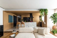 Na Casa Bem Vivida Electrolux, a Série Ceppo di Gre, da Roca Cerámica, inspirado na pedra natural de mesmo nome, reforça a continuidade visual entre os espaços. Foto Eduardo Macarios.