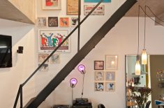 : Sob a escada, um rádio vitrola anos 50 se destaca pelo design e surpreende ao embalar os eventos tocando discos de vinil também garimpados pelos clientes da arquiteta Marina Dubal 
