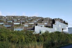 Dinamarca: Bjerget, icônico edifício residencial de Copenhagen, que possui uma fachada em alumínio para representar o Monte Everest. Todos os apartamentos estão voltados para a face sul (que possui mais sol) e contam com um terraço ajardinado sobre o ?teto? do vizinho