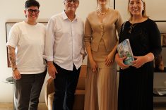 O trabalho do arquiteto Ricardo Amaral (ao centro) também está na nova edição. Na foto, Ana Carolina Silveira Lapolli, a editora de Casa Sul, Julia Campos Mulinari e a jornalista Marisa Valério