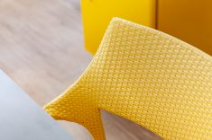 Detalhe das poltronas Miramar importadas, em fibra sintética amarela, adquiridas na Green House
