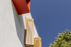 As janelas do projeto são resguardadas por muxarabis basculantes que filtram a luz e concedem um jogo de sombras.