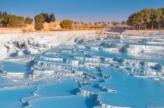 Pamukkale, Denizli, Turquia - Diferente dos demais desta lista, Pamukkale é um destino termal natural, conhecido por seus terraços de travertino branco.