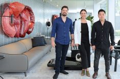 Os arquitetos Guilherme Belotto, Camille Scopel e Thiago Tanaka, que assinam a vitrine da loja