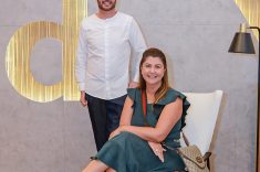 A designer de interiores Hellen Giacomitti com Carlos Tietjen