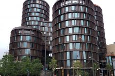 Dinamarca: O Axel Towers, de Lundgaard & Tranberg Architects, é composto por cinco circunferências. Com escritórios em seus andares superiores e lojas e cafés nos pavimentos mais baixos, a proposta é que o térreo funcione como um espaço público, fazendo com que os frequentadores sintam que o edifício é para todos e que o mesmo integra a cidade