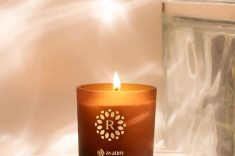 YlangLang: desperta sensualidade e descontração em uma atmosfera exótica. Sua essência intensamente floral e adocicada diminui tensões. Produto: Vela YlangLang, da Avatim.