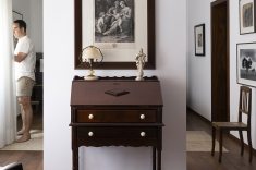 O hall de entrada tem papeleira de imbuia, abajur em alabastro e cadeira caipira de garimpo.