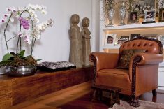 Revestida de madeira possibilita a colocação de obras de arte e peças decorativas ? assim como cria mais locais para sentar.