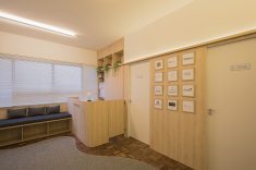 Portas sinalizadas de forma clara e luz difusa garantem que a transição entre as salas aconteça sem choques sensoriais.