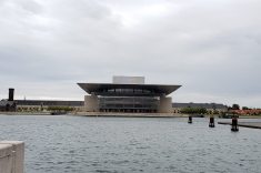 Dinamarca: A Ópera Nacional da Dinamarca, assinada por Henning Larsen. Apesar de ter ganhado alguns prêmios e ter sido considerada a casa de ópera mais cara já construída, também já foi comparada a um pássaro, uma nave espacial, um helicóptero e uma torradeira