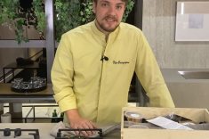Chef Vitor Bourguignon na cozinha do Experience, na Plaenge