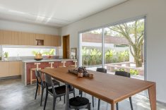 Banquetas Girafa, de Lina Bo Bardi, destacam-se na cozinha.